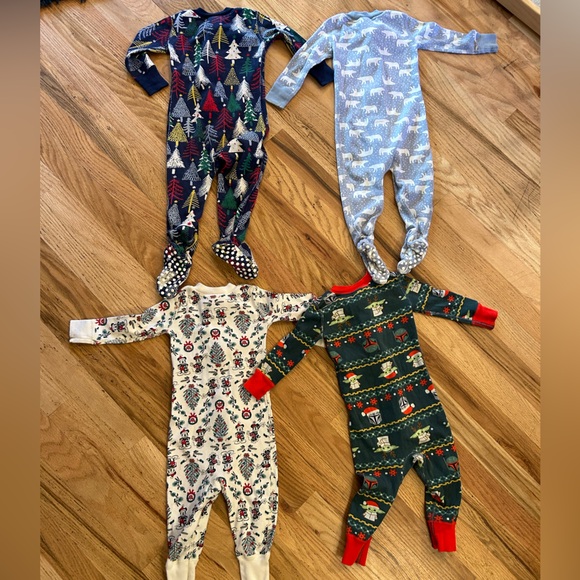 Hanna Andersson Christmas Onesies Lot of Four Disney Pajamas 12-18 months - Picture 6 of 7